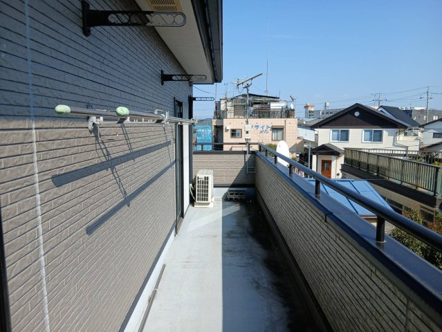 【バルコニー／現地写真】南向きのバルコニーで日当たり良好です。ワイドスパンで広々としております。