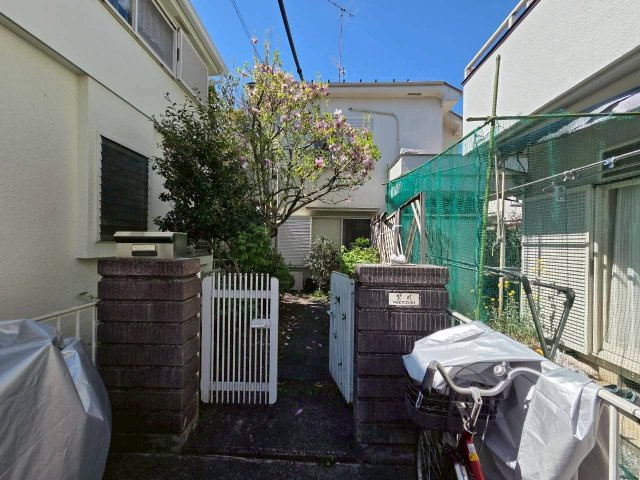 カースペースは縦列2台（車種による）可能です。