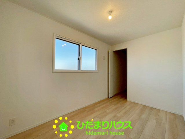 各部屋に収納があるのでオフシーズンの洋服もたっぷり仕舞えます。