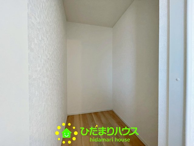 大きなウォークインでお洋服もたっぷり入ります。