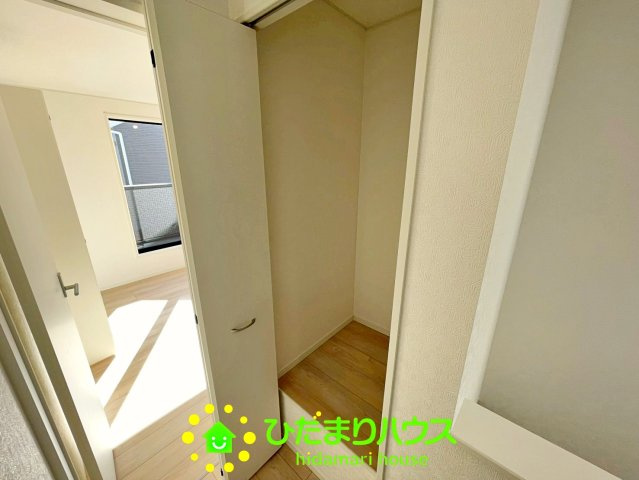 共用部の収納も豊富なのでお掃除道具も確り仕舞えます。