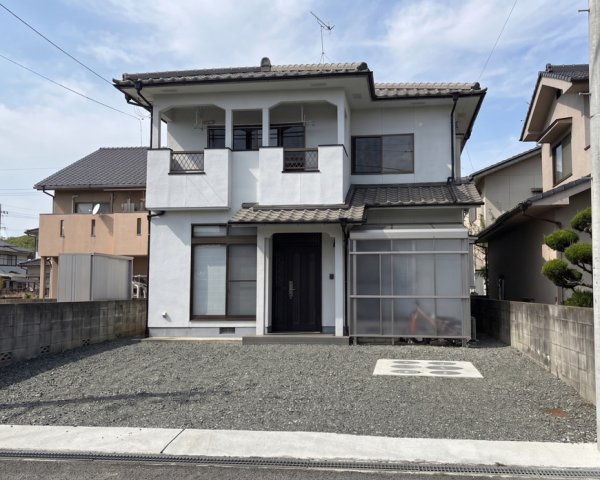 白を基調とした清潔感のある外観が印象的な住まいです。前面にはゆとりあるスペースが確保されており、駐車や自転車置場としても活用可能です。道路との高低差も少なく、日々の出入りもしやすい点も魅力です。