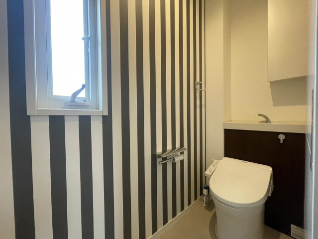 窓付きで自然換気がしやすく、いつでも清潔で快適な空間を保てるトイレです。明るい光が入り、爽やかな印象の内装も魅力。手洗いカウンターも備わり、使い勝手の良さと衛生面の安心が整った、快適なトイレです。
