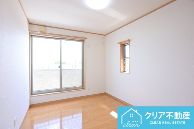 大きな窓が特徴的な明るい居室です♪