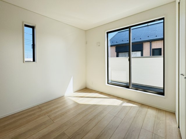 5.25帖寝室・南側バルコニー前の明るいお部屋です♪