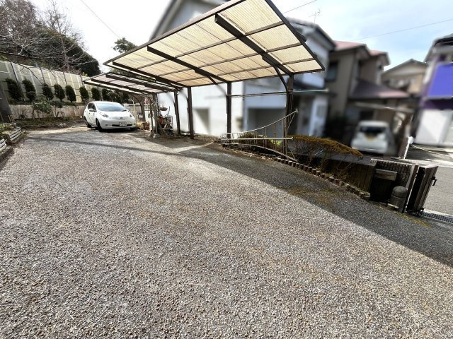 カーポート付きで雨の日も安心。駐車しやすいゆったりスペースです。