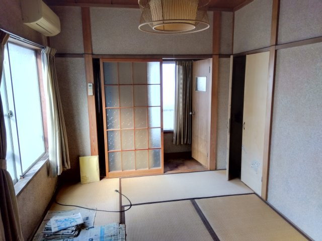 現在上物があります。現況でのお引渡しになります。室内の様子になります。