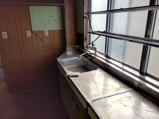 現在上物があります。現況でのお引渡しになります。室内の様子になります。