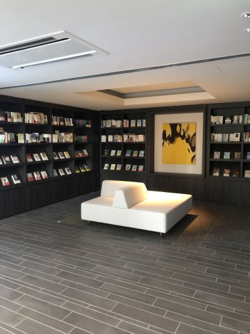 共用施設【PARK　B棟　LIBRARY　LOUNGE】　二層吹き抜けが開放的なLIBRARY　ラウンジ