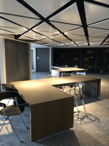 共用施設【PARK　E棟　WORK　LAB】　WiFi・コンセントを完備したワークスペース。　