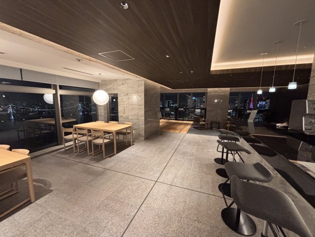 【共用施設　PARK　T棟　SUNNY　LOUNGE】　レインボーブリッジを望むラウンジ