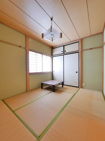 2階6帖和室　大変綺麗にお使いです。