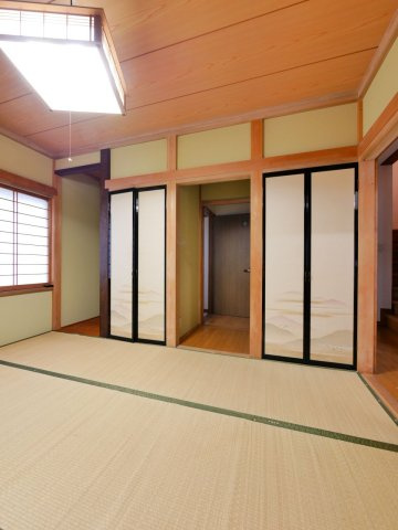 ＬＤＫ隣接の1階和室の収納・板の間