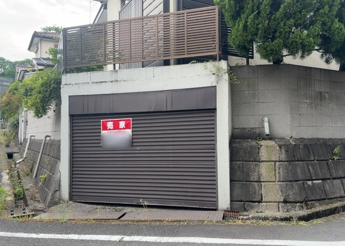 土地の形が極端に長細かったり、狭小地、あるいは道路との高低差がある傾斜地だった場合、後々売ろうとしても買い手がつかない場合もあります。後々、売却することになった時に価値の下がらない土地を選びましょう。