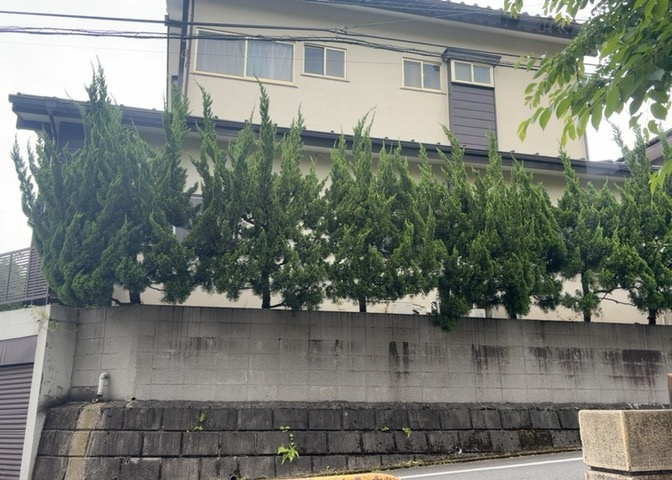 土地の面積＝住宅面積ではありません。建ぺい率の問題などで、土地のある場所によって住宅を建てられる面積は限られています。高さもしかり、「土地」という言葉の中には、建築条件も含まれると考えておきましょう。