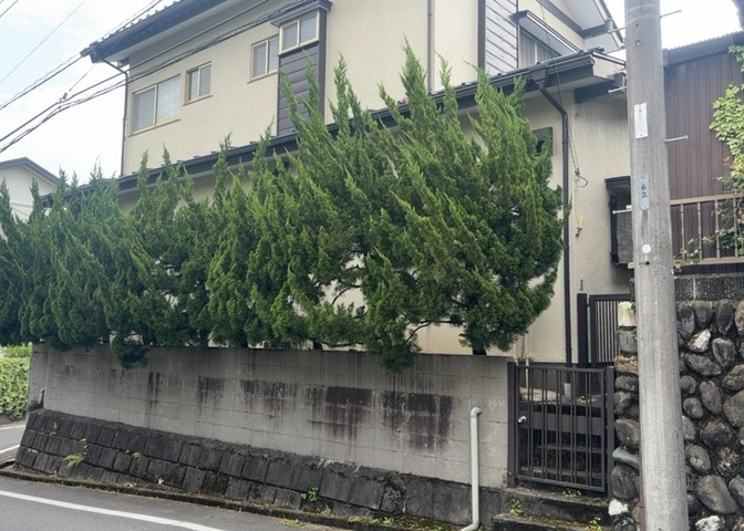 家を建てる場合、方位は要チェックです。現実的に日当たりのよい家ならばリビングは南側、建築基準法でも北側に当たる家への配慮は求められています。土地を見学に行く際は、方位磁針を持って行くようにしましょう。