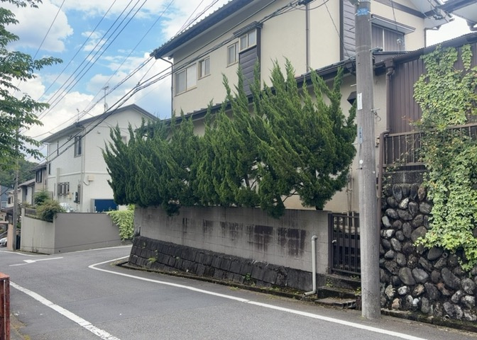 土地を買う際、住む地域の自治体や福祉の補助制度にも注目してみましょう。子供や老人の医療補助やゴミ出しのルールなど、自治体によってルールに大きな違いがあるため、暮らしやすい土地で判断するとよいでしょう。