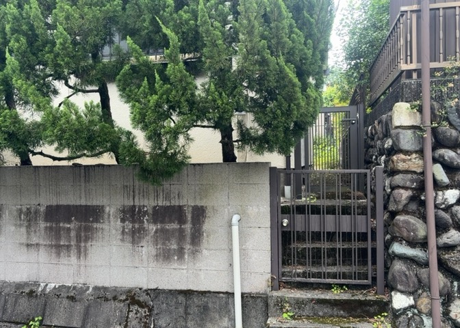 土地の前の道路に消火栓が設置されていることがあります。この場合、道路交通法第45条第1項により、駐車禁止の場所が指定されています。そのため、車庫などの駐車スペースをつくることができない場合があります。