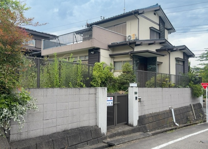 現地に行くなら、物件の周囲の地形がどうなっているかを見ることも大切です。周辺より低くなっている土地では、大雨などで水が集まりやすいため、地盤が弱くなっているということも考えられるため、注意が必要です。