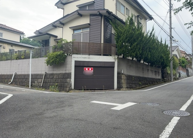 土地購入を検討されている場合、境界杭がない状態で購入してしまうと境界確定測量をする必要があり、費用がかかります。購入の前に、売主、隣土地所有者立ち合いのもと境界を確定し境界杭を設置するのがベストです。