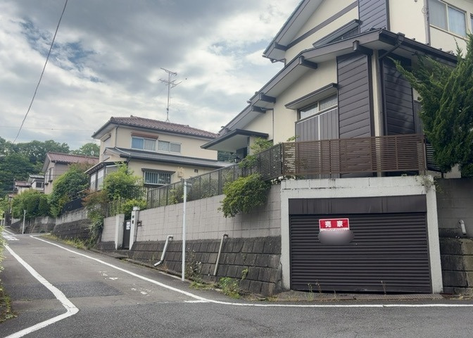 家を建てる前提で土地を探している場合、地盤の丈夫さは譲れない条件の一つです。地盤が脆弱だと追加工事が必要となります。また、過去に地盤沈下や液状化現象を起こした土地は、できるだけ避けた方がいいでしょう。