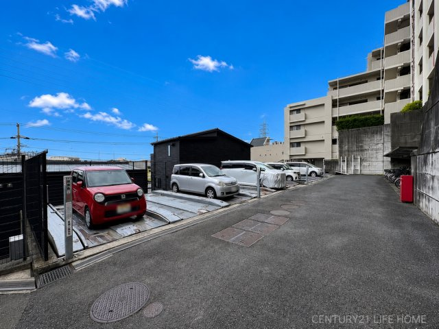 車をお持ちの方に嬉しい駐車場付きの物件です