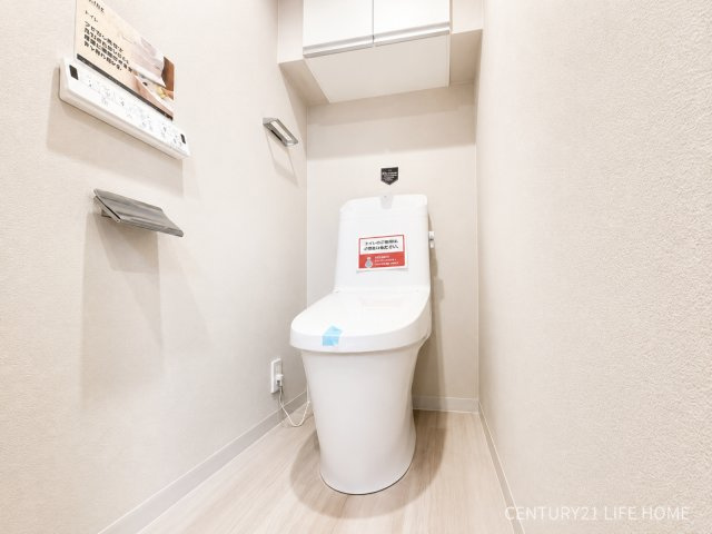 落ち着いた色調のトイレです