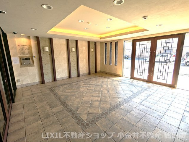 スッキリと洗練されたエントランス