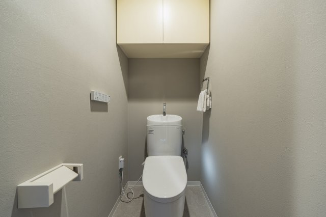【トイレ】　洗浄機能付きトイレ。上部には収納付で、トイレットペーパー等、買い置きもしやすそうです。