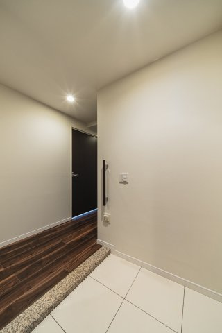 【玄関】　住まいの第一印象を彩る、シックで落ち着いた玄関スペース。