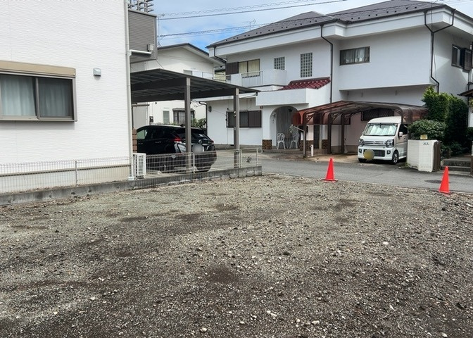 土地の形が極端に長細かったり、狭小地、あるいは道路との高低差がある傾斜地だった場合、後々売ろうとしても買い手がつかない場合もあります。後々、売却することになった時に価値の下がらない土地を選びましょう。