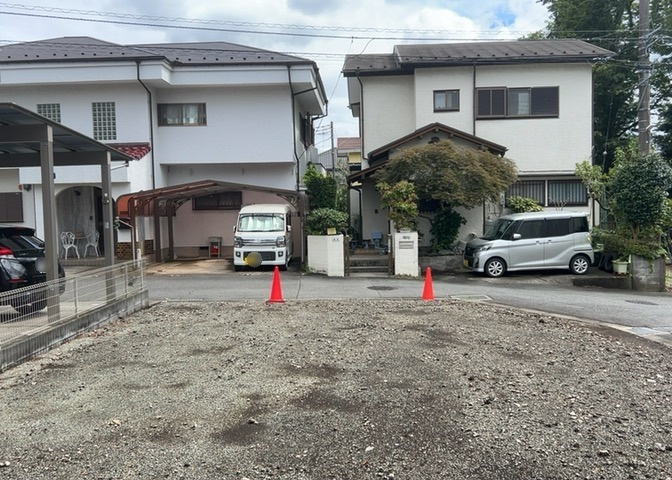 土地の面積＝住宅面積ではありません。建ぺい率の問題などで、土地のある場所によって住宅を建てられる面積は限られています。高さもしかり、「土地」という言葉の中には、建築条件も含まれると考えておきましょう。