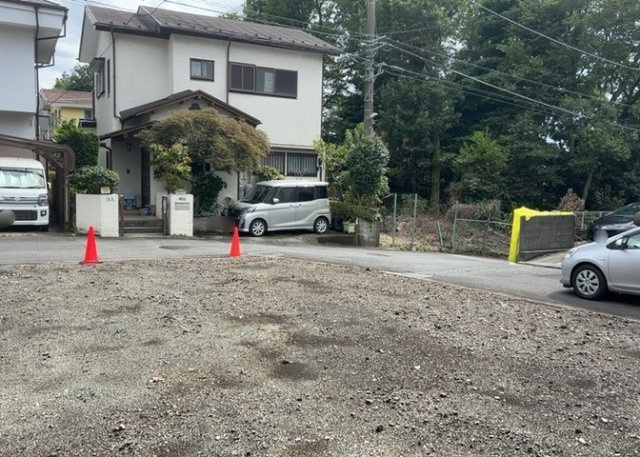 家を建てる場合、方位は要チェックです。現実的に日当たりのよい家ならばリビングは南側、建築基準法でも北側に当たる家への配慮は求められています。土地を見学に行く際は、方位磁針を持って行くようにしましょう。