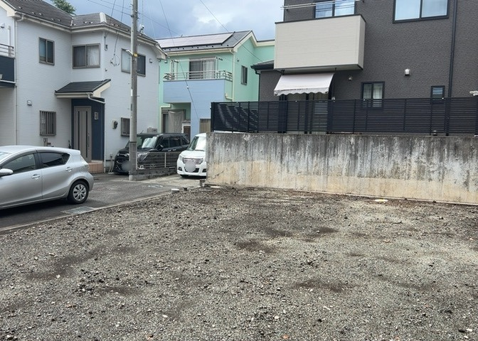土地の前の道路に消火栓が設置されていることがあります。この場合、道路交通法第45条第1項により、駐車禁止の場所が指定されています。そのため、車庫などの駐車スペースをつくることができない場合があります。