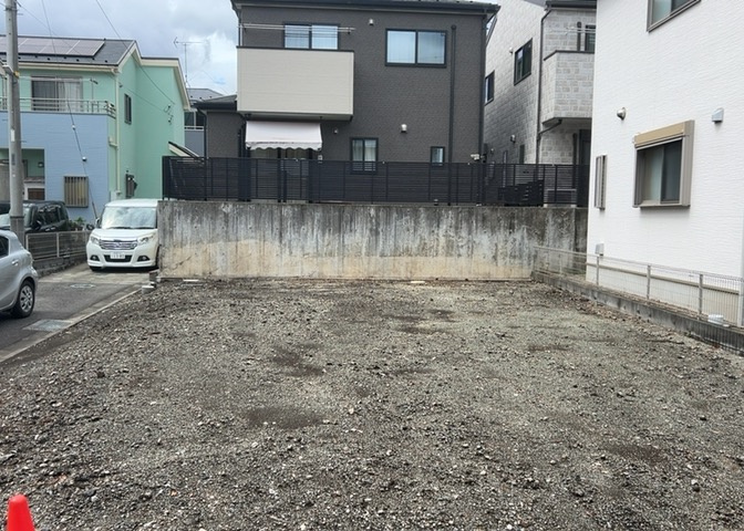 現地に行くなら、物件の周囲の地形がどうなっているかを見ることも大切です。周辺より低くなっている土地では、大雨などで水が集まりやすいため、地盤が弱くなっているということも考えられるため、注意が必要です。