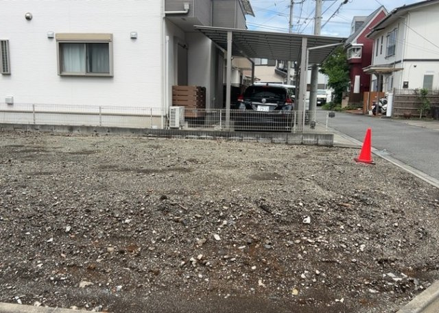 土地購入を検討されている場合、境界杭がない状態で購入してしまうと境界確定測量をする必要があり、費用がかかります。購入の前に、売主、隣土地所有者立ち合いのもと境界を確定し境界杭を設置するのがベストです。