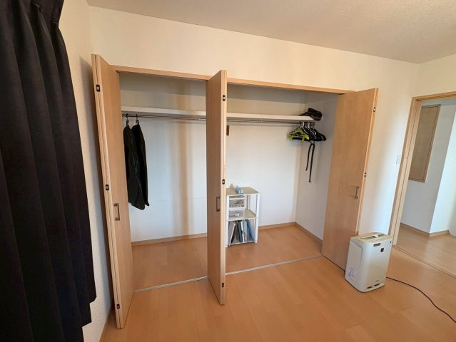 間口が広く、衣類をまとめて収納できるクローゼットです。ハンガーパイプ付きでコートやワンピースもすっきり収まります。収納ケースなども置きやすく、衣替えや整理整頓がしやすい設計となっています。