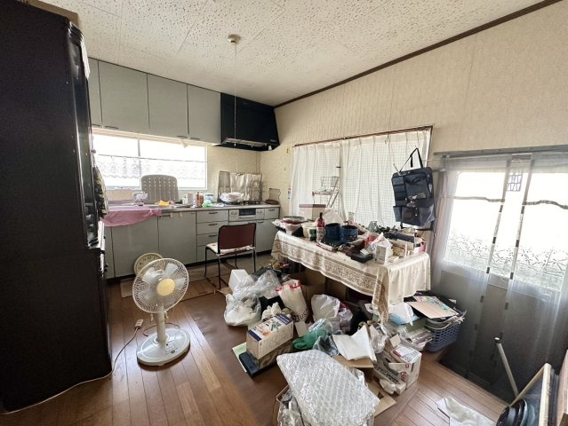 ダイニングキッチンは、食事と料理を同じ空間で楽しめるため、家族や友人とのコミュニケーションが自然に生まれます。また、食卓をすぐに片付けられる利便性も魅力です。広がりのある空間が生活を豊かにします。