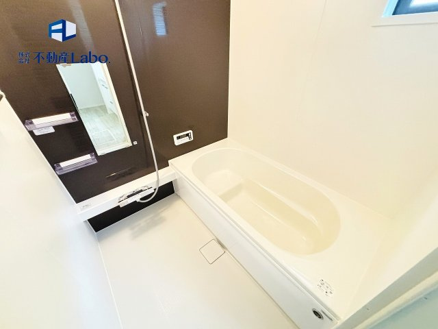 ●浴室●　　1坪タイプのゆったり入れるユニットバスは、壁全面にマグネットが付きます♪　マグネット式のシャンプーラックなどを取り付ければ収納力とお掃除が楽々♪