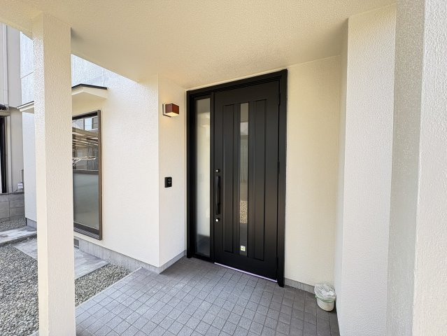 リフォームにより重厚感のある玄関ドアが印象的なエントランス。屋根付きで雨の日の出入りも安心です。ゆとりあるスペースが確保されており、ベビーカーや荷物の出し入れもスムーズ。外観全体に統一感があります。