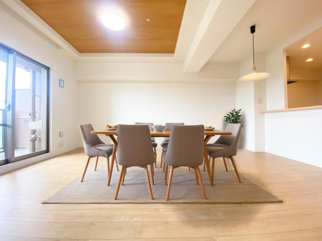 南向き角部屋で、陽当たりも良く暖かみのあるリビングになっております♪　※写真の家具はイメージ画像です