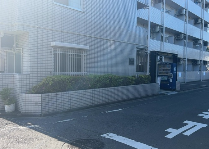 中庭（パティオ）とは、一つの建築物の内部に設けられた、壁などで囲われている庭のことを指します。コの字型、ロの字型が主流ですが、L字型の中庭もあります。最近では、インテリア性の高さからも人気があります。