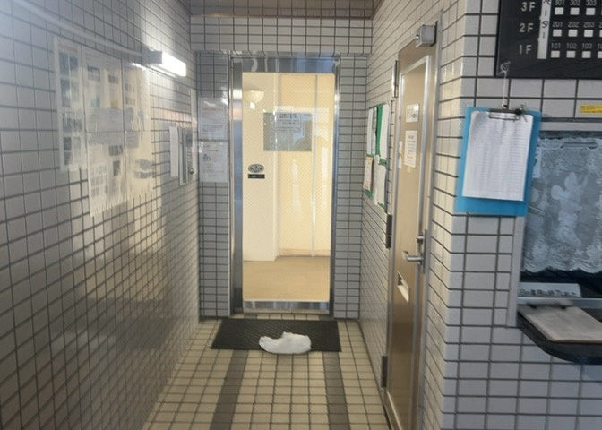 マンションのエントランスには、もともと風よけや防犯の役割がありますが、マンションによって宅配ボックスなどの設備が備わっている所もあります。日々の生活をイメージしながら生活しやすさをチェックしましょう。
