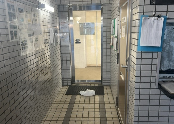 ラウンジは、マンションの共用スペースに椅子やテーブルなどを配置した利用者が寛げる空間です。屋内型ラウンジと屋外型ラウンジがあります。共用部分の管理状況と合わせて、詳細については現地でご確認ください。