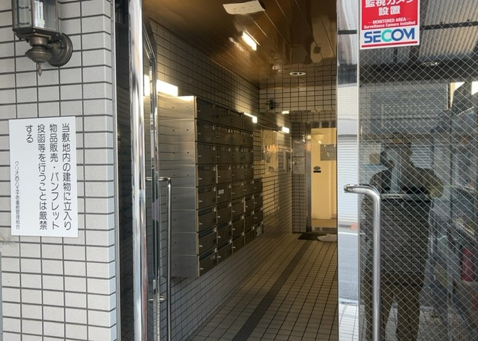 エントランス付近に設置されている集合ポストは、住んでいる部屋と離れているため、ポストをあさるなど誰かに何かされていても被害に気づきにくいです。入居する時には他人に特定されにくい番号で鍵をかけましょう！