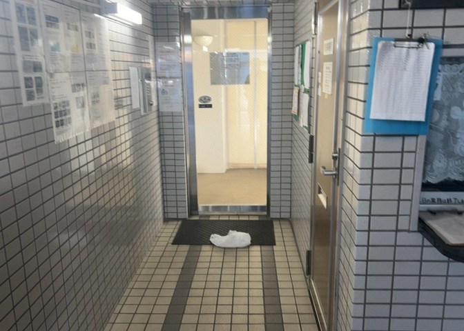 ロビーというと、エントランスと何がちがうの？と思いますよね。実はロビーとエントランスには明確な決まりはありません。物件によっては、エントランスを入って広がるある程度の広さのある空間がロビーとなります。