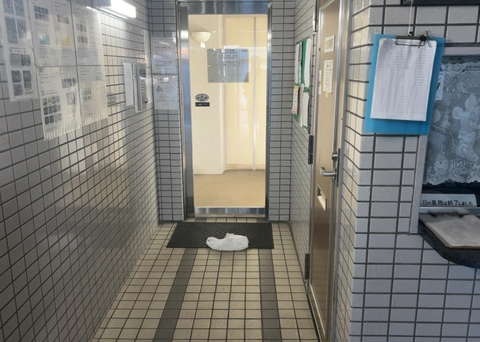 共用部分は、一棟の建物に住む区分所有者全員が共同で所有するとし、共用部分の管理、補修などは、区分所有者で形成される管理組合が行います。個人の判断で勝手に変更することはできませんので覚えておきましょう。