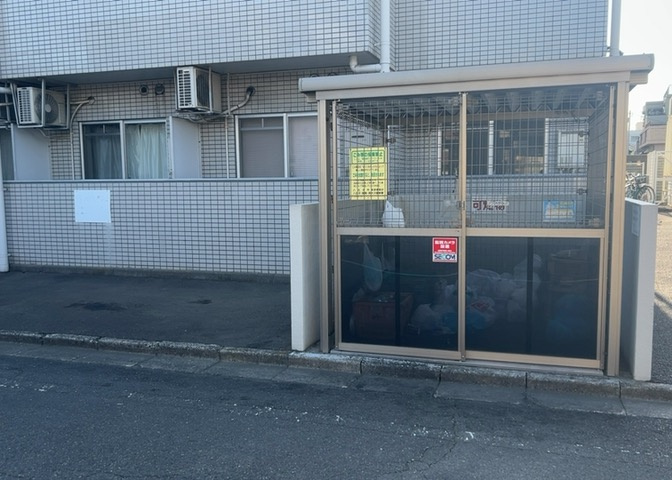 共有部分は、住民なら誰もが使える設備のこと。例えば駐車場やエレベーター、インターネット設備、セキュリティ設備などがあります。他にも、マンションの廊下・外部階段やエントランス・ゴミ置き場などがあります。