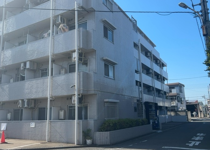 道幅が広い場所は日当たりや風通が良好です。幅が広いのですれ違いも可能ですし大きな車でも駐車可能！一方で、大型車が通ることも多くなるため交通量の増加により騒音に繋がります。また土地の値段が高くなります。