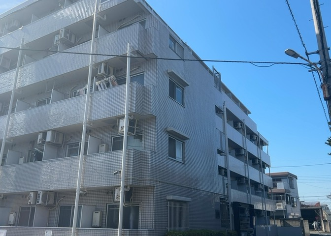 ＲＣ造、Reinforced　Concreteは直訳すると補強されたコンクリートです。主に柱や梁・床・壁が鉄筋とコンクリートで構成おり、鉄筋を組んだ型枠にコンクリートを流し込んで固めたものを指します。